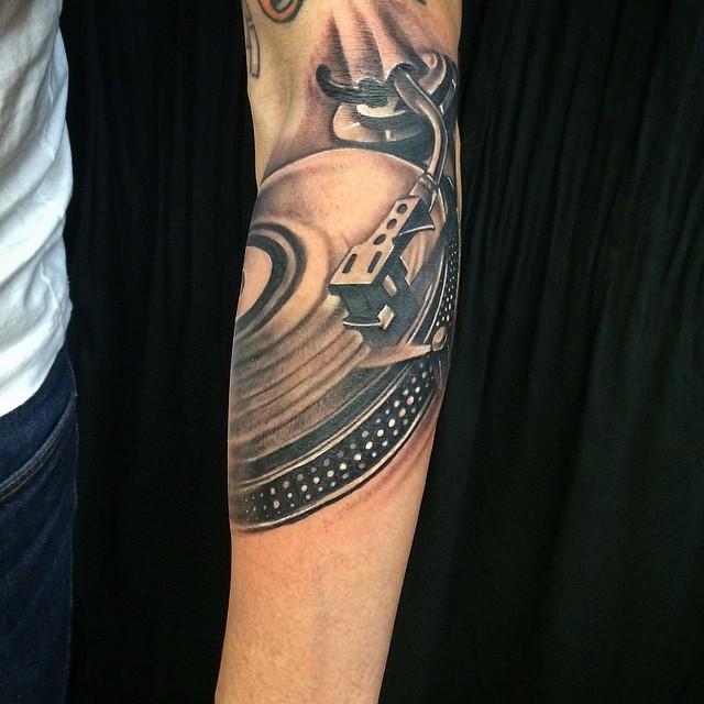 tatuaje brazo de hombre 1041