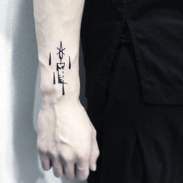 tatuaje brazo de hombre 221