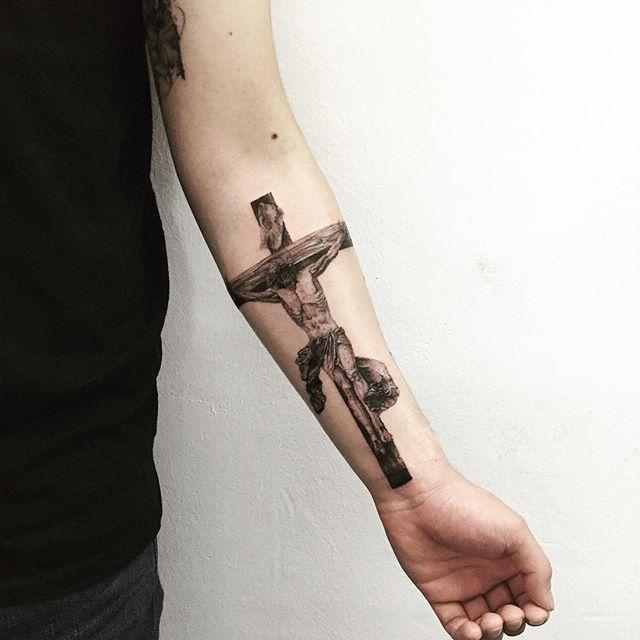 tatuaje brazo de hombre 331