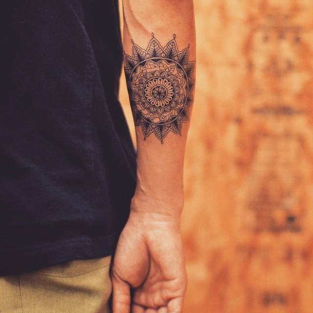 tatuaje brazo de hombre 551
