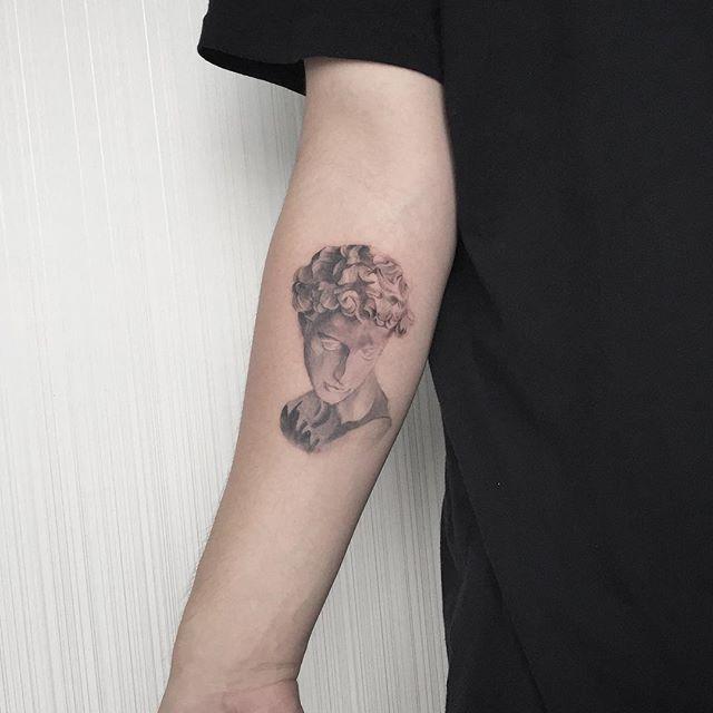 tatuaje brazo de hombre 621