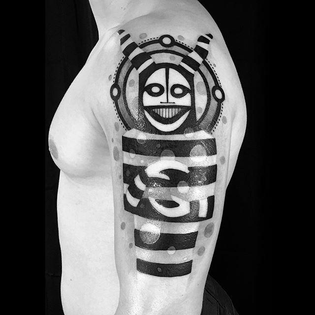 tatuaje brazo de hombre 951