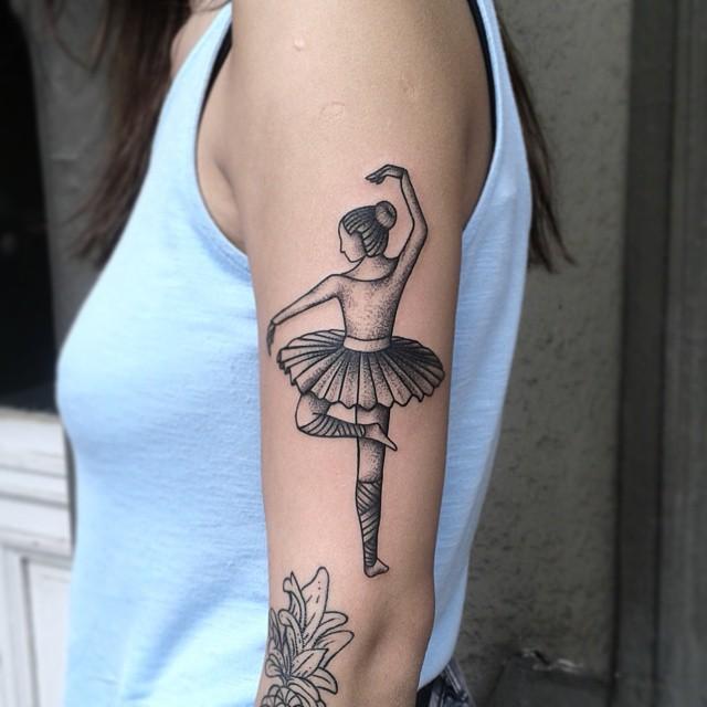 tatuaje brazo de mujer 1011