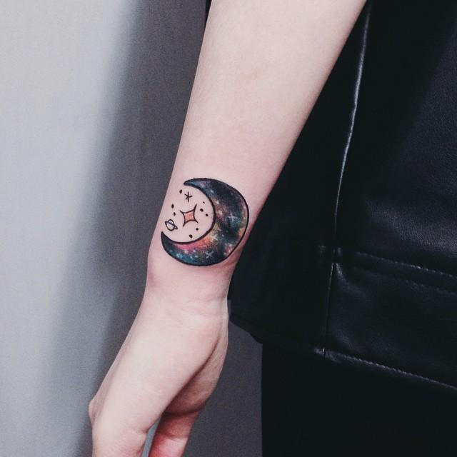tatuaje brazo de mujer 111