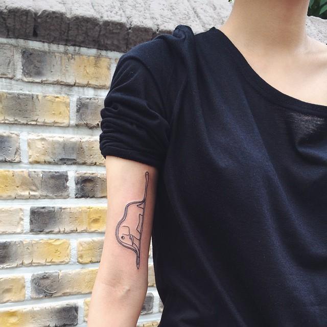 tatuaje brazo de mujer 1111
