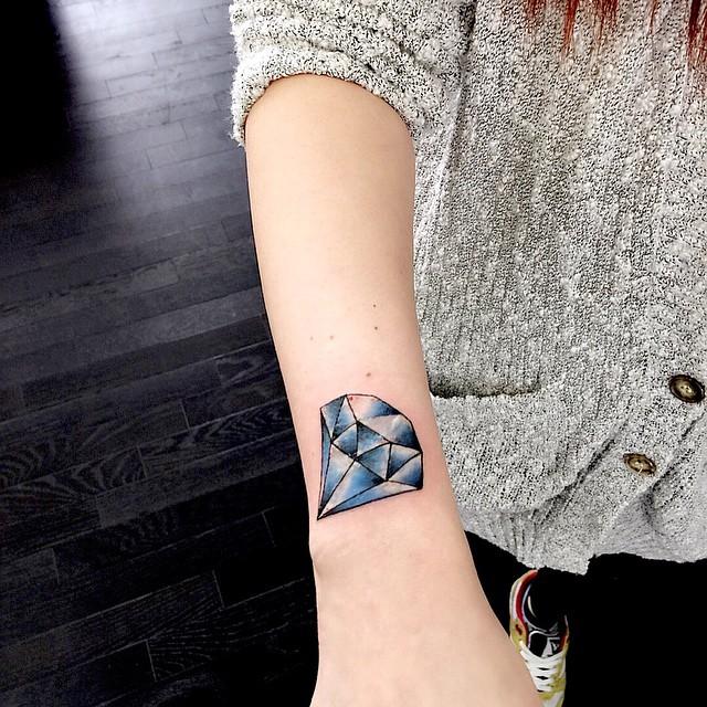tatuaje brazo de mujer 131
