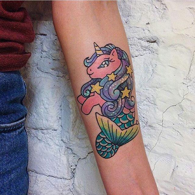 tatuaje brazo de mujer 141