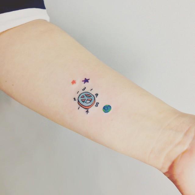 tatuaje brazo de mujer 221