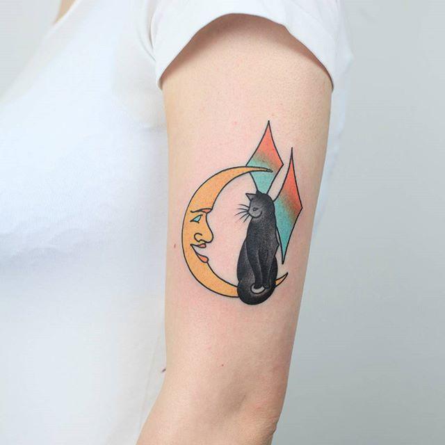 tatuaje brazo de mujer 241