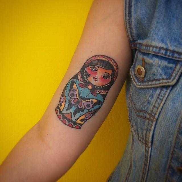 tatuaje brazo de mujer 501