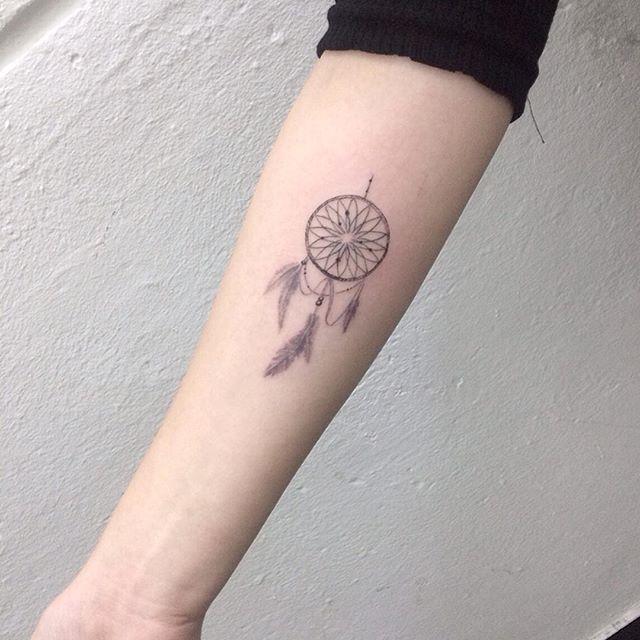 tatuaje brazo de mujer 511