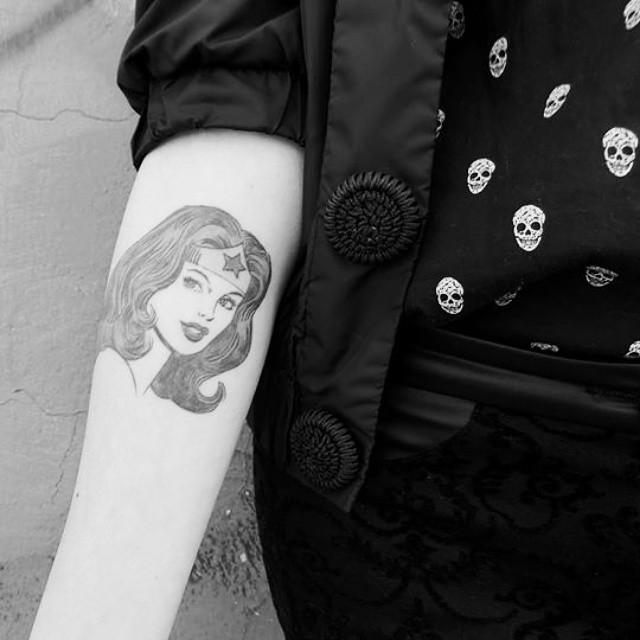 tatuaje brazo de mujer 591
