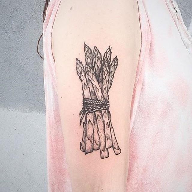 tatuaje brazo de mujer 681
