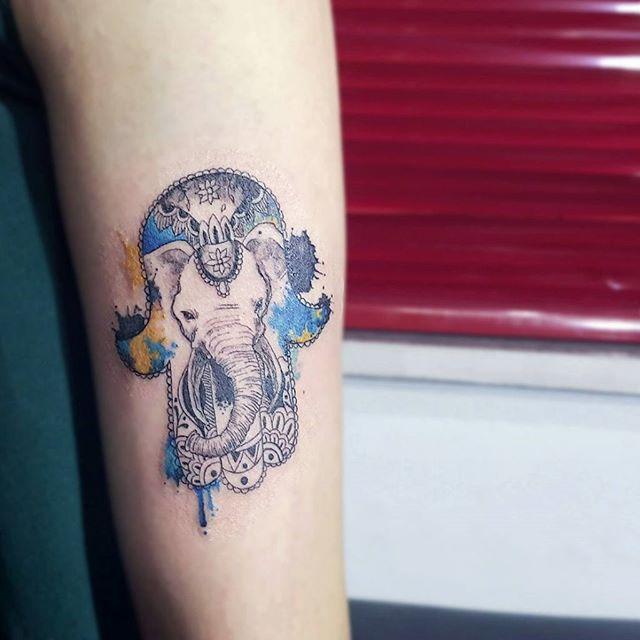 tatuaje brazo de mujer 81