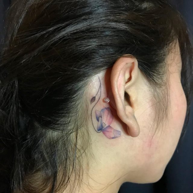 tatuaje detras de la oreja 561