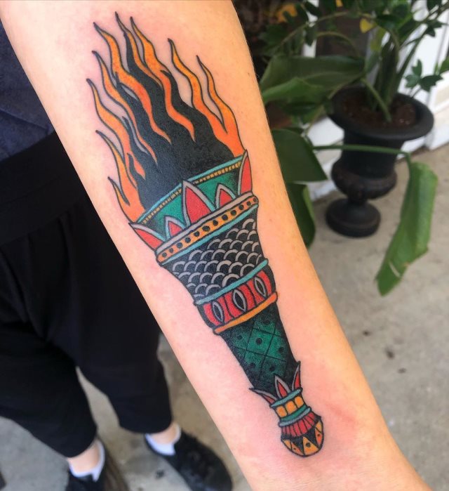 tattoo femenino con fuego 16