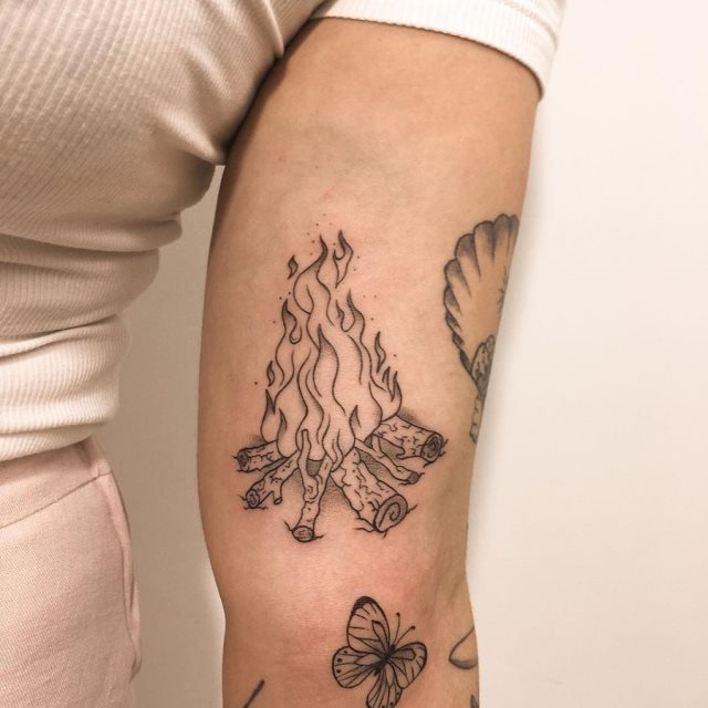 tattoo femenino con fuego 19