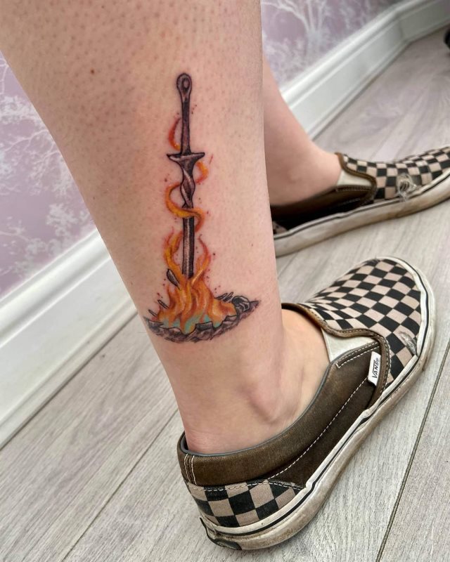 tattoo femenino con fuego 20