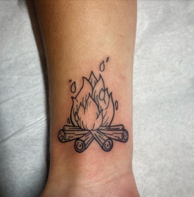 tattoo femenino con fuego 21
