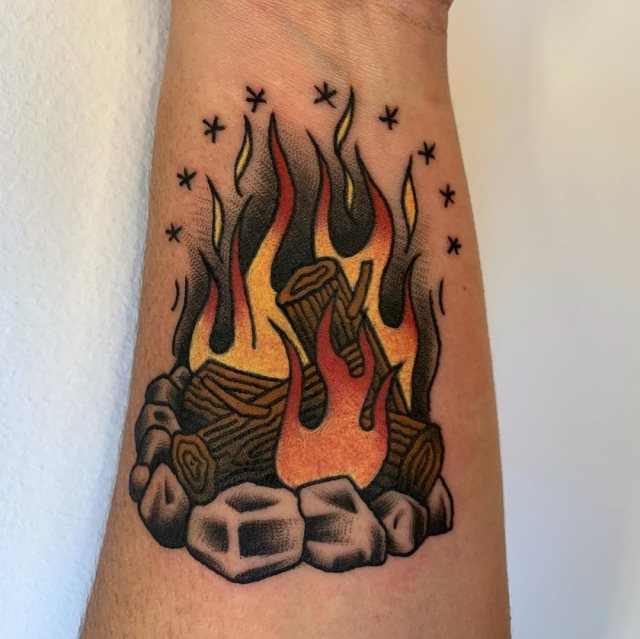 tattoo femenino con fuego 23