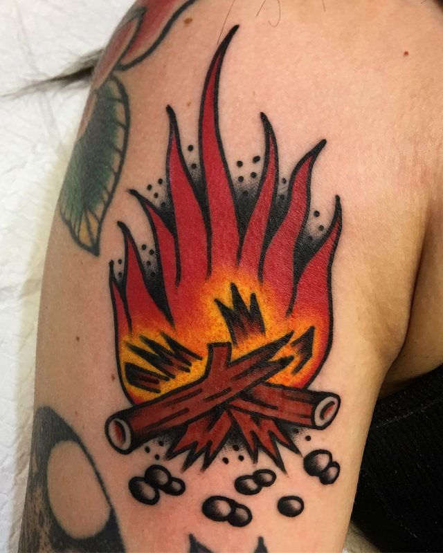 tattoo femenino con fuego 30