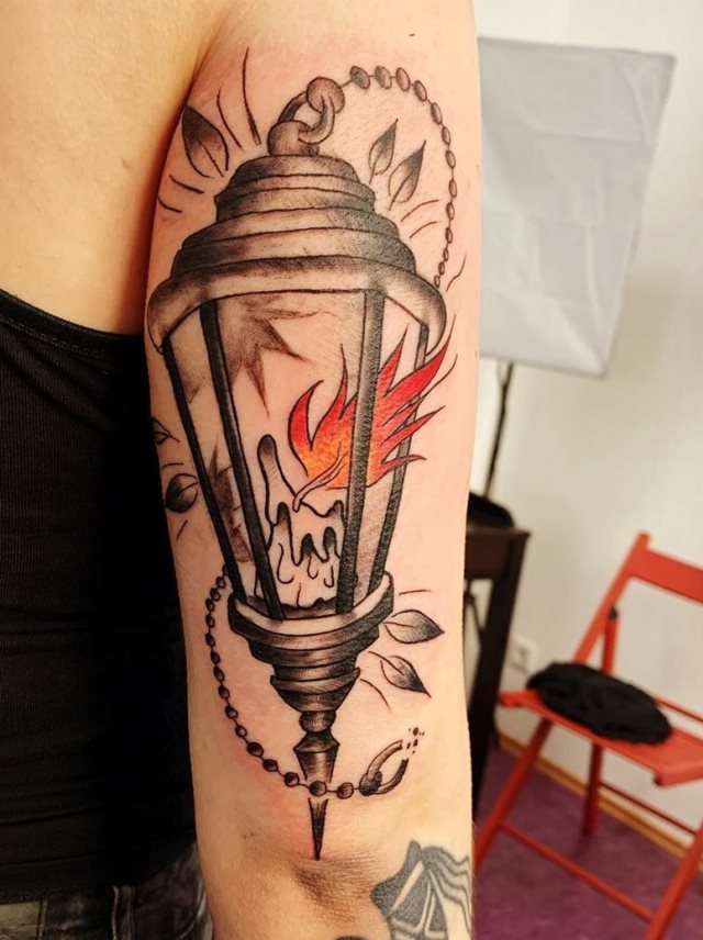 tattoo femenino con fuego 36
