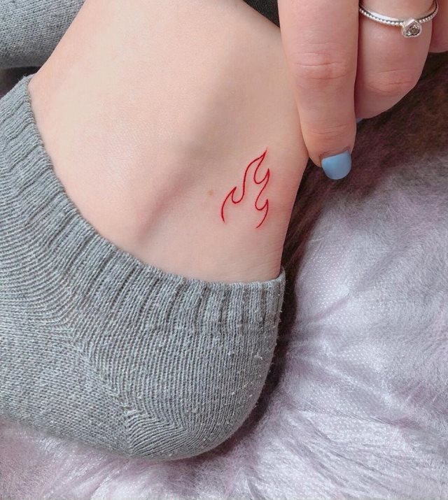 tattoo femenino con fuego 40