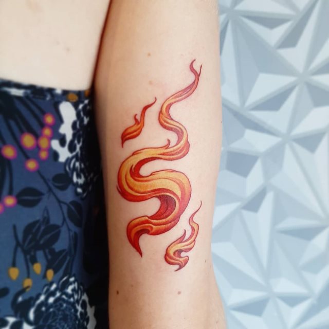tattoo femenino con fuego 44