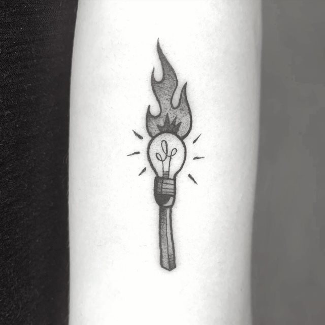 tattoo femenino con fuego 51