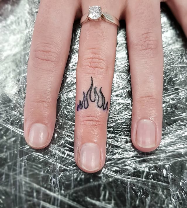 tattoo femenino con fuego 58