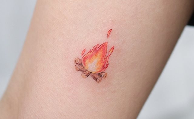 tattoo femenino con fuego 61