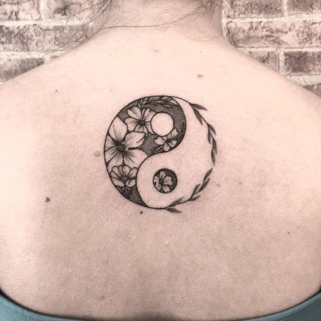 tattoo femenino del yin y yang 01