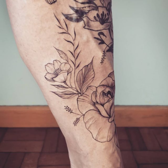 tattoo femenino flor en la pierna 01