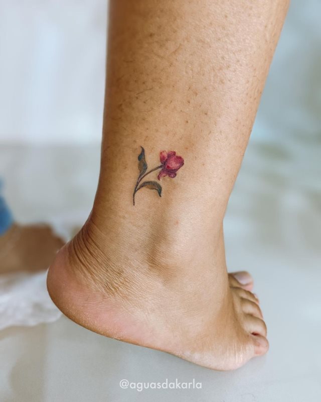 tattoo femenino flor en la pierna 02