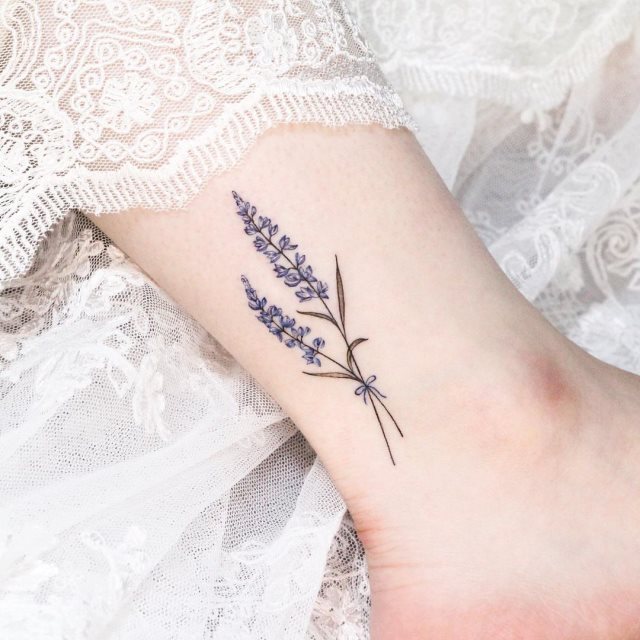 tattoo femenino flor en la pierna 03
