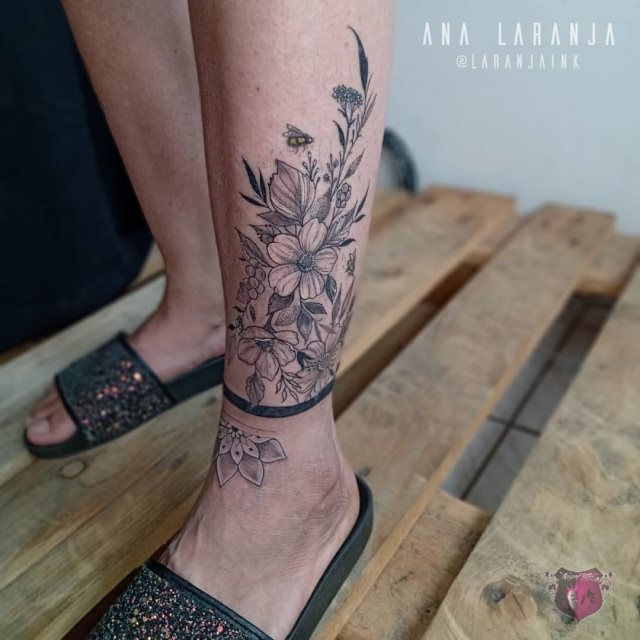 tattoo femenino flor en la pierna 04