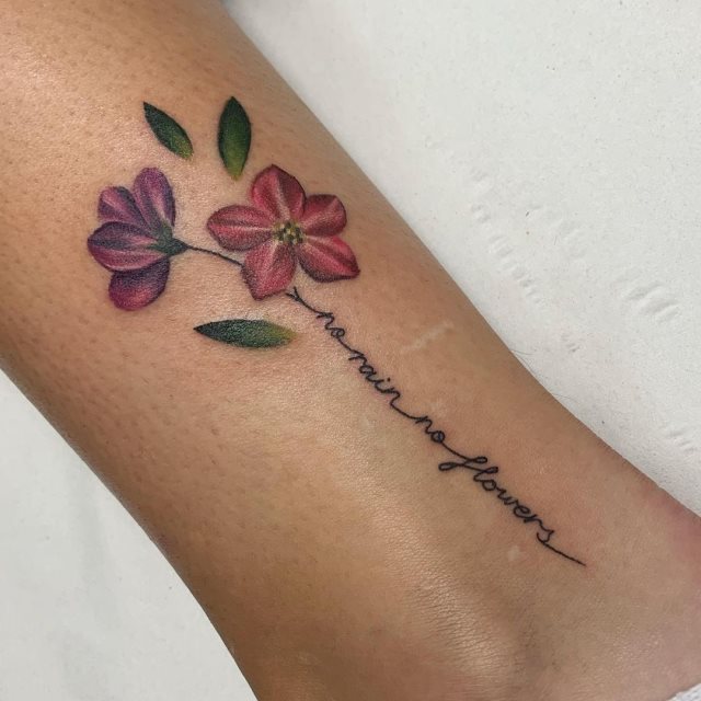 tattoo femenino flor en la pierna 09