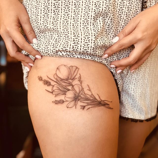 tattoo femenino flor en la pierna 13