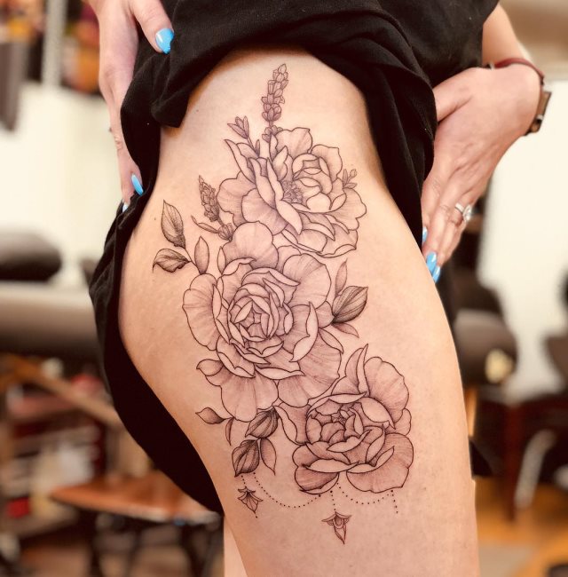 tattoo femenino flor en la pierna 14