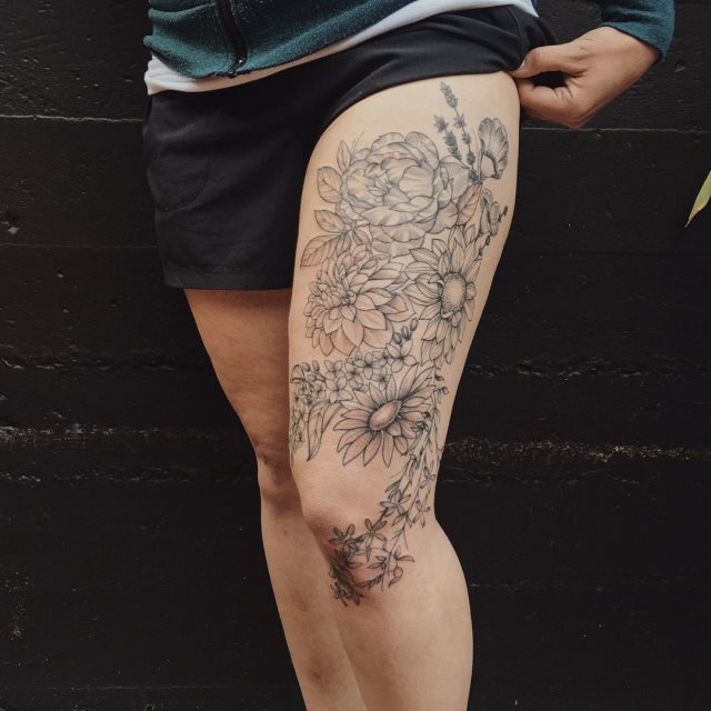 tattoo femenino flor en la pierna 16