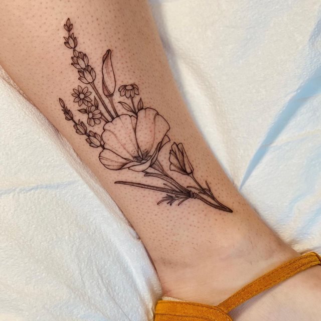 tattoo femenino flor en la pierna 21