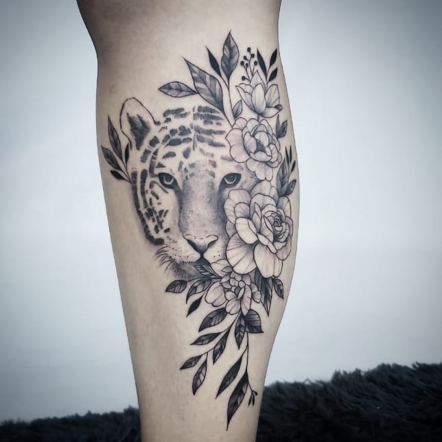 tattoo femenino flor en la pierna 22