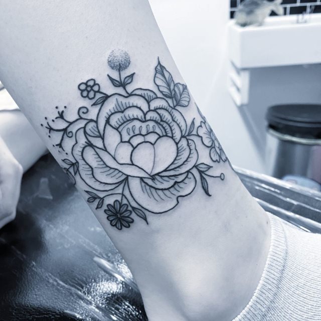 tattoo femenino flor en la pierna 23
