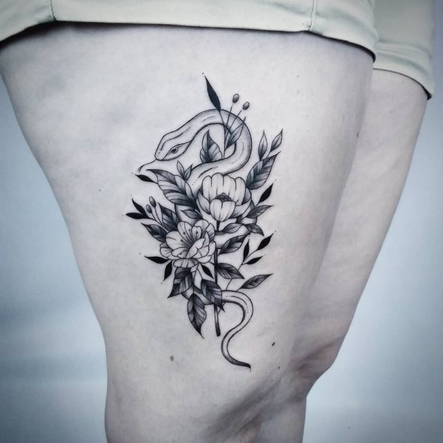 tattoo femenino flor en la pierna 24