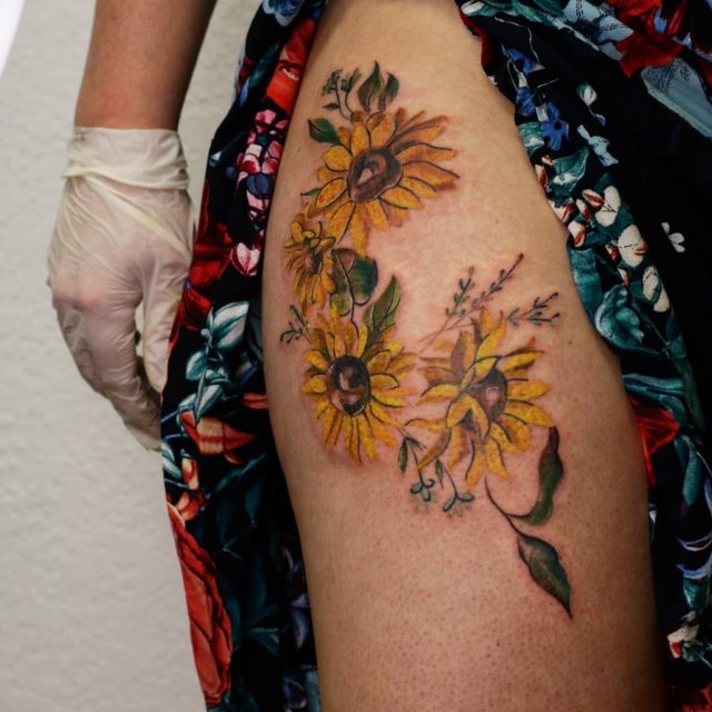 tattoo femenino flor en la pierna 27