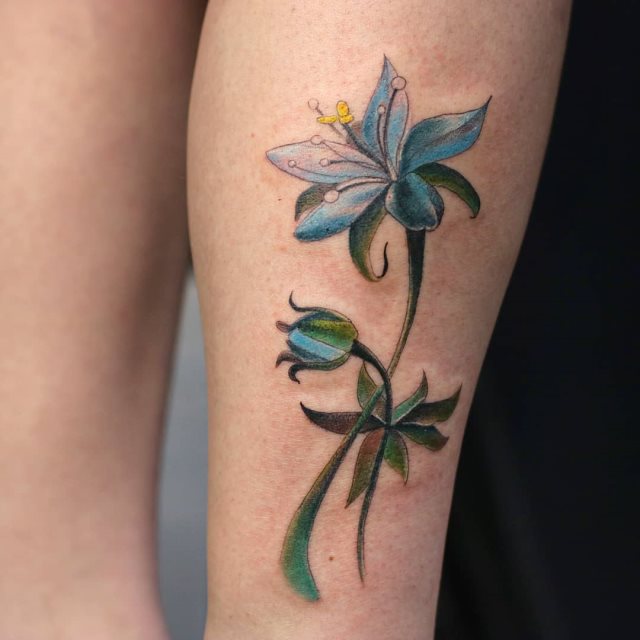 tattoo femenino flor en la pierna 28