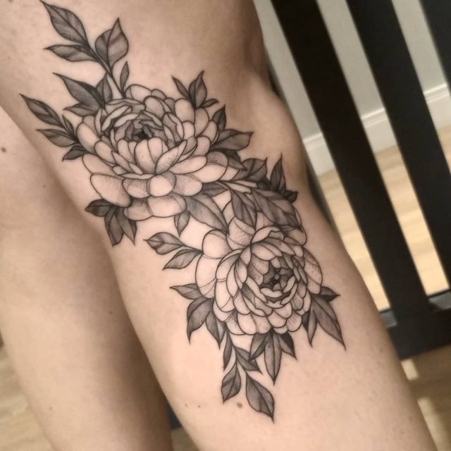 tattoo femenino flor en la pierna 31