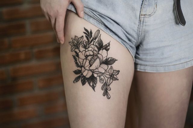 tattoo femenino flor en la pierna 32