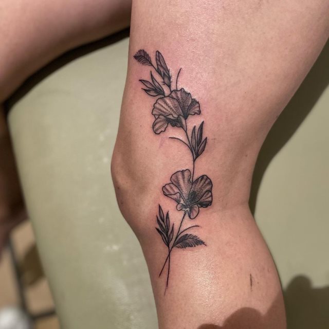 tattoo femenino flor en la pierna 33