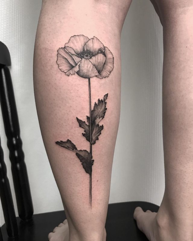tattoo femenino flor en la pierna 34